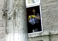 若い女の子、スキニーティーンはインタビューされ、肛門で性交 ムータン アダルト