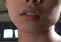 彼女の乳首を愛撫し、電話で彼女を取り除く男にコックを吸う緑豊かな女の子 女性 の 為 の えろ