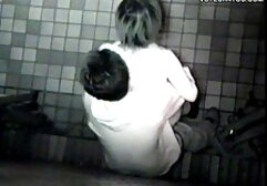 口ひげを持つ成熟した男は口ひげを持つ猫、女の子、茶色の髪をくすぐります 女性 の アダルト ビデオ