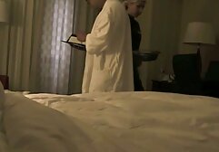 若いブロンドの男の前に立って、大きな雄鶏を吸っています イケメン 女性 向け エロ